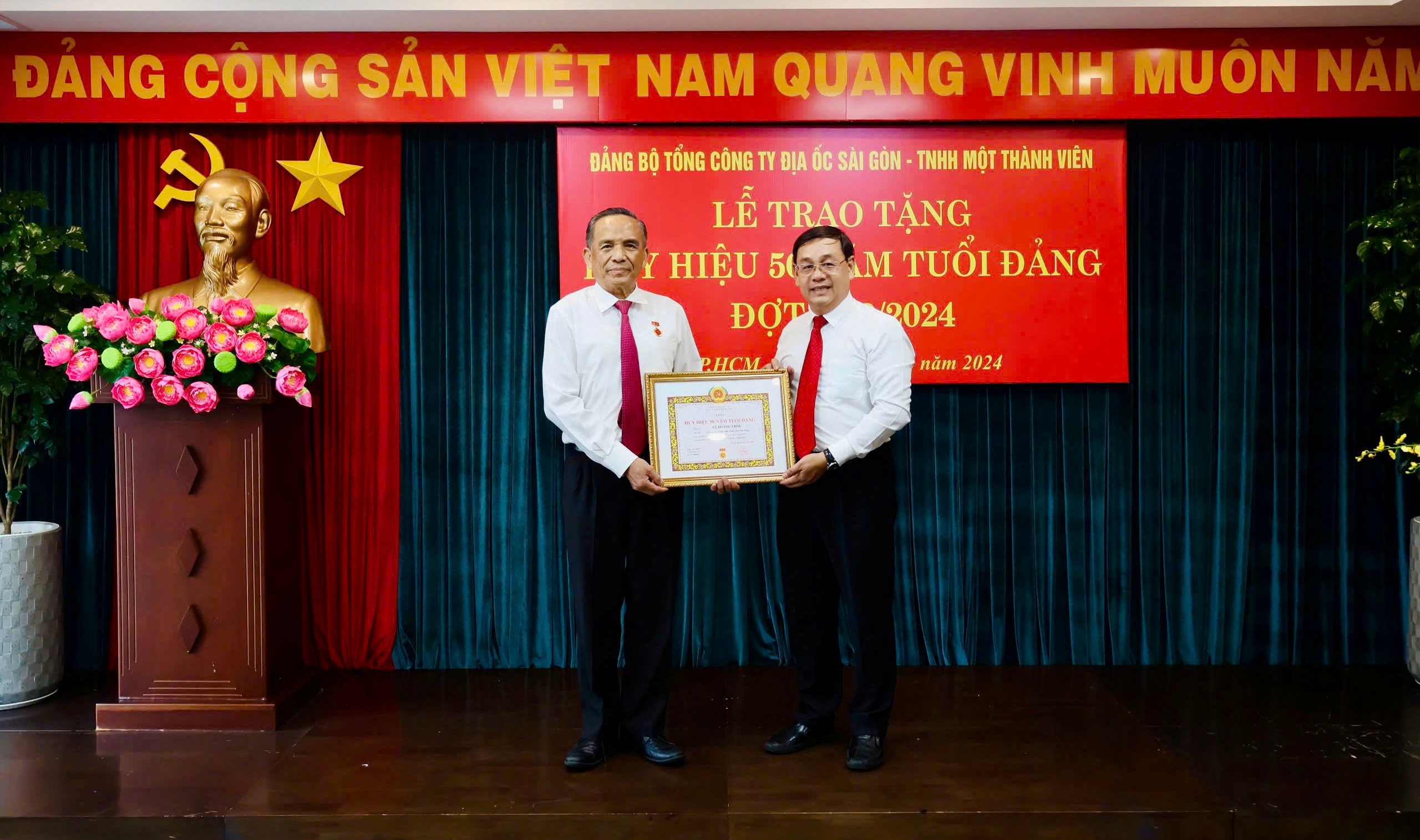 ĐẢNG ỦY TỔNG CÔNG TY ĐỊA ỐC SÀI GÒN TNHH MỘT THÀNH VIÊN TRAO HUY HIỆU 50 NĂM TUỔI ĐẢNG